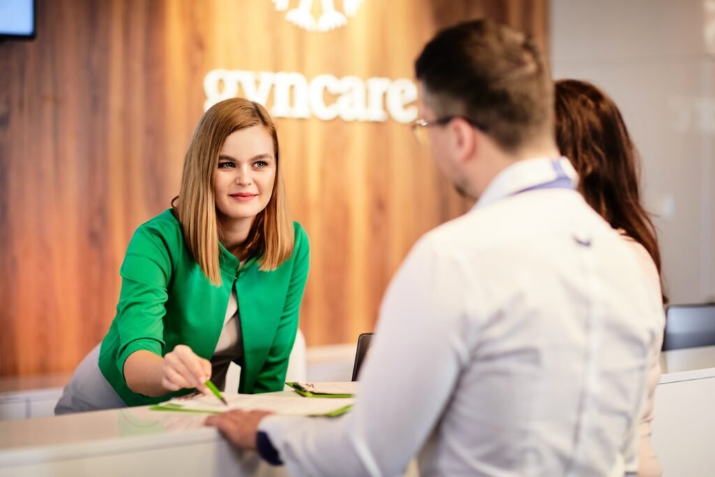 Запослена у клиници Gyncare у Словачкој објашњава поступак вантелесне оплодње пару – стручна подршка и саветовање