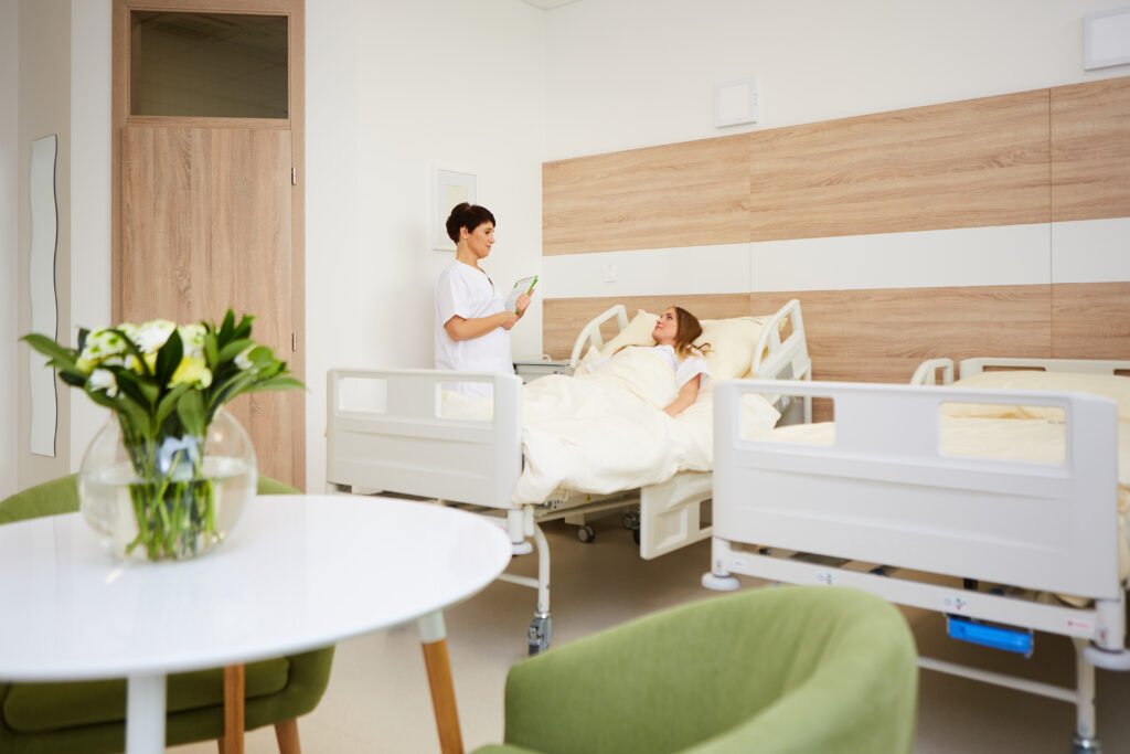 Докторка у клиници Gyncare у Словачкој обилази пацијенткињу – брига и подршка током поступка вантелесне оплодње