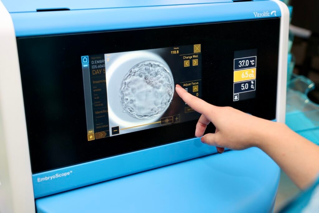 Стручњак у клиници Embryolab у Солуну показује оплођену ћелију током лабораторијске анализе