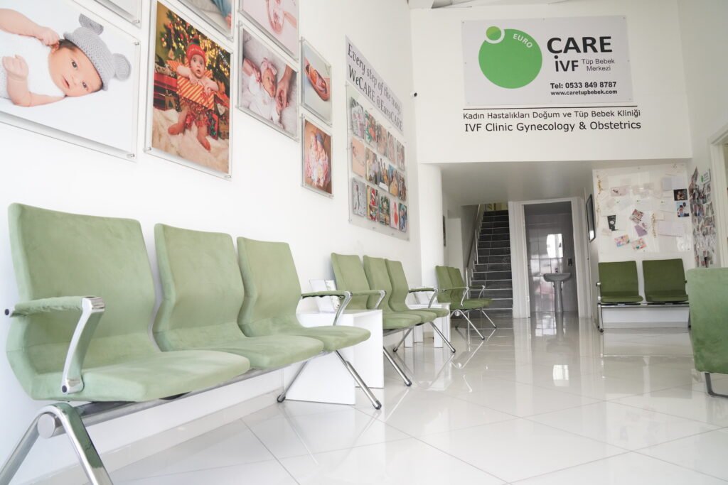 Чекаоница клинике EuroCARE IVF на Северном Кипру – удобан простор за пацијенте током процеса вантелесне оплодње