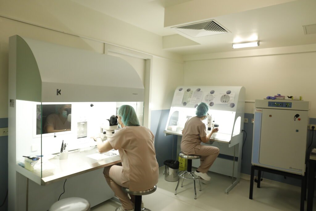 Ембриолози у лабораторији клинике ReproART током рада на иновативним IVF процедурама, у стерилном и професионалном окружењу
