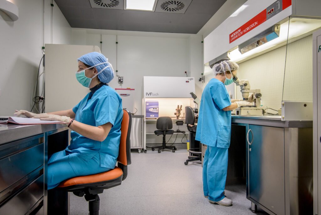 Две лабораторијске стручњакиње у клиници Crete Fertility Center на Криту – прецизан рад у области вантелесне оплодње