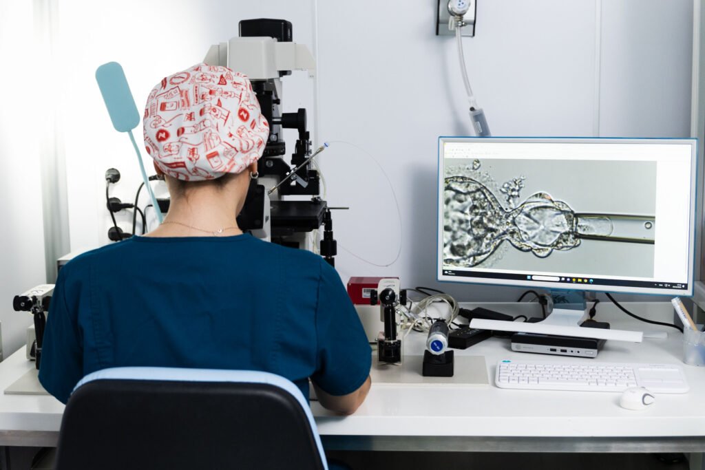 Eмбриолог у клиници Embryolab у Солуну изводи оплодњу јајне ћелије у лабораторији