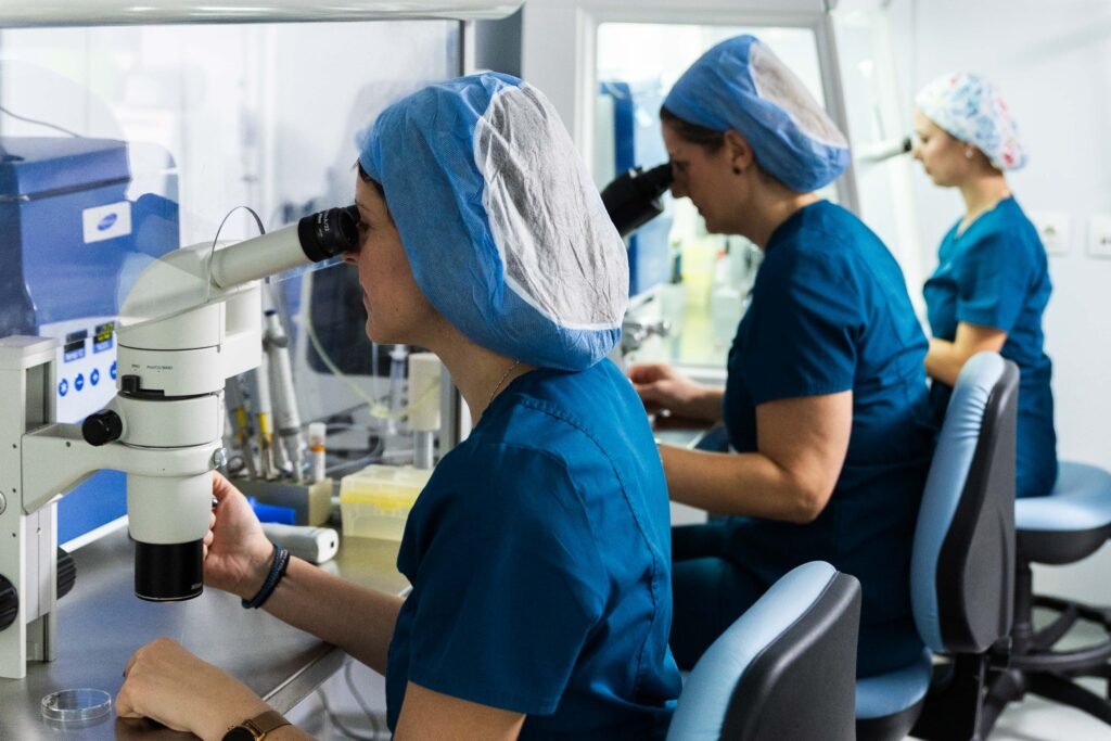 Tри члана тима клинике Embryolab у Солуну анализирају узорке под микроскопом
