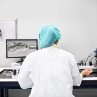 Корак до циља 2 Лаборант у лабораторији анализира податке на монитору током припреме за вантелесну оплодњу